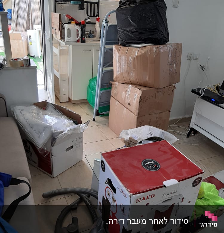 ארגזים, שואב אבק וסולם בחדר מסודר